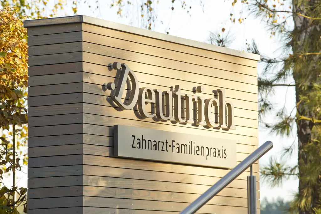 Deutrich Zahnarzt-Familienpraxis - Praxisschild am Rahmersee