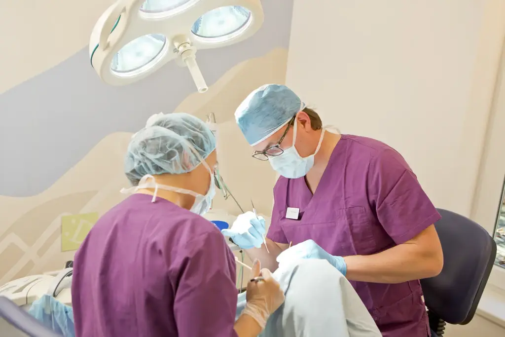 Dr. Uwe Deutrich mit Assistentin im OP.